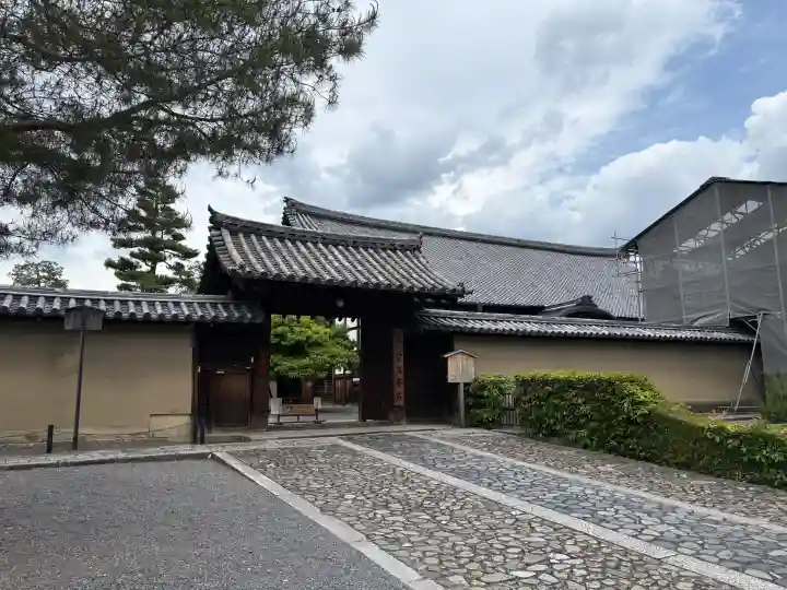 総見院の{uncategorized: "未分類", other: "その他", undefined: "問題あり", building: "その他建物", grave: "お墓", sacred_gate: "鳥居", guardian: "狛犬", statue: "像", buddha: "仏像", history: "歴史", nature: "自然", garden: "庭園", animal: "動物", pagoda: "塔", temizu: "手水舎", mountain_gate: "山門・神門", sanctuary: "本殿・本堂", subordinate: "末社・摂社", art: "芸術", scenery: "景色", jizo: "地蔵", ema: "絵馬", goshuin: "御朱印", omikuji: "おみくじ", items: "授与品その他", amulet: "お守り", goshuincho: "御朱印帳", eats: "食事", festival: "お祭り", votive_dance: "神楽", shichigosan: "七五三参", wedding: "結婚式", experience: "体験その他", initially: "初詣", around: "周辺", anti_infection: "感染症対策"}