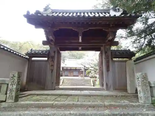 霊芝寺の山門