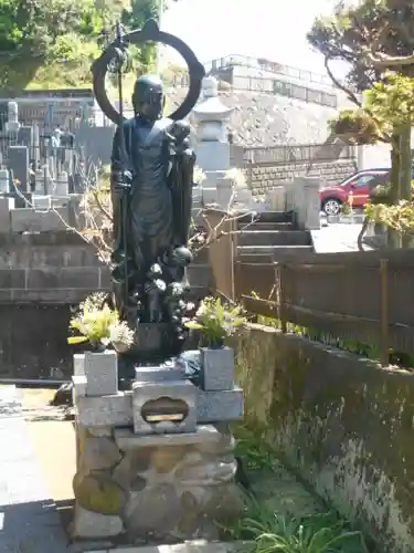 東漸寺の像