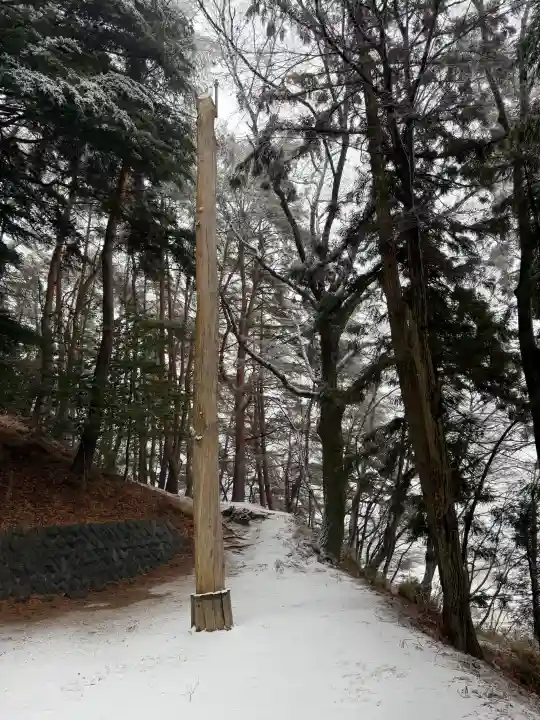 足長神社の{uncategorized: "未分類", other: "その他", undefined: "問題あり", building: "その他建物", grave: "お墓", sacred_gate: "鳥居", guardian: "狛犬", statue: "像", buddha: "仏像", history: "歴史", nature: "自然", garden: "庭園", animal: "動物", pagoda: "塔", temizu: "手水舎", mountain_gate: "山門・神門", sanctuary: "本殿・本堂", subordinate: "末社・摂社", art: "芸術", scenery: "景色", jizo: "地蔵", ema: "絵馬", goshuin: "御朱印", omikuji: "おみくじ", items: "授与品その他", amulet: "お守り", goshuincho: "御朱印帳", eats: "食事", festival: "お祭り", votive_dance: "神楽", shichigosan: "七五三参", wedding: "結婚式", experience: "体験その他", initially: "初詣", around: "周辺", anti_infection: "感染症対策"}