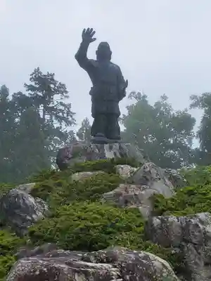 三峯神社の像