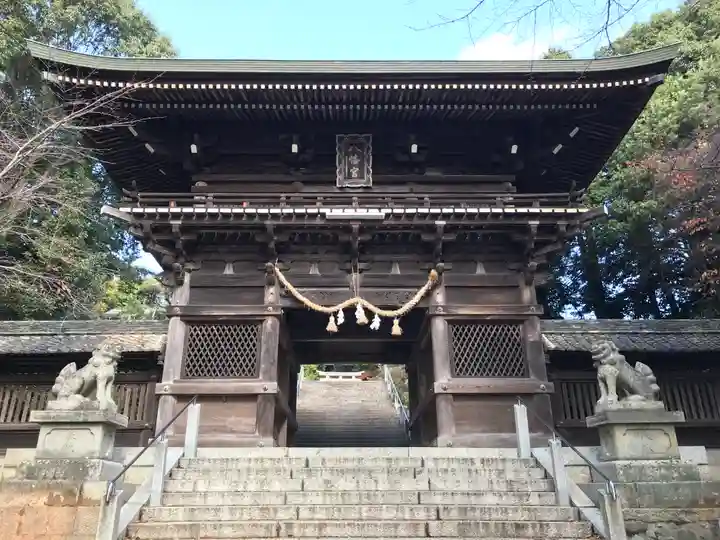 花岡八幡宮の山門・神門