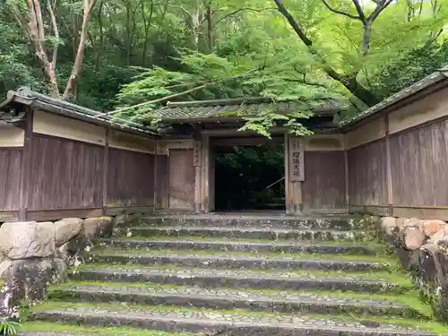 光明寺瑠璃光院の山門