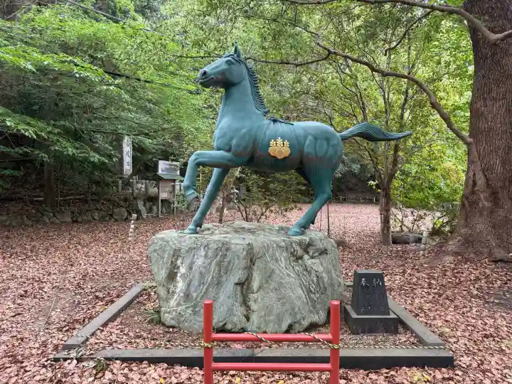 熊野三所神社の{uncategorized: "未分類", other: "その他", undefined: "問題あり", building: "その他建物", grave: "お墓", sacred_gate: "鳥居", guardian: "狛犬", statue: "像", buddha: "仏像", history: "歴史", nature: "自然", garden: "庭園", animal: "動物", pagoda: "塔", temizu: "手水舎", mountain_gate: "山門・神門", sanctuary: "本殿・本堂", subordinate: "末社・摂社", art: "芸術", scenery: "景色", jizo: "地蔵", ema: "絵馬", goshuin: "御朱印", omikuji: "おみくじ", items: "授与品その他", amulet: "お守り", goshuincho: "御朱印帳", eats: "食事", festival: "お祭り", votive_dance: "神楽", shichigosan: "七五三参", wedding: "結婚式", experience: "体験その他", initially: "初詣", around: "周辺", anti_infection: "感染症対策"}