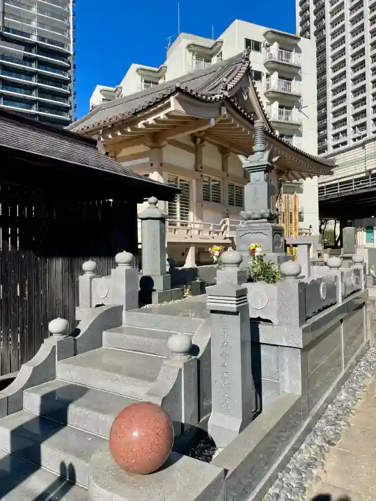 本教寺の{uncategorized: "未分類", other: "その他", undefined: "問題あり", building: "その他建物", grave: "お墓", sacred_gate: "鳥居", guardian: "狛犬", statue: "像", buddha: "仏像", history: "歴史", nature: "自然", garden: "庭園", animal: "動物", pagoda: "塔", temizu: "手水舎", mountain_gate: "山門・神門", sanctuary: "本殿・本堂", subordinate: "末社・摂社", art: "芸術", scenery: "景色", jizo: "地蔵", ema: "絵馬", goshuin: "御朱印", omikuji: "おみくじ", items: "授与品その他", amulet: "お守り", goshuincho: "御朱印帳", eats: "食事", festival: "お祭り", votive_dance: "神楽", shichigosan: "七五三参", wedding: "結婚式", experience: "体験その他", initially: "初詣", around: "周辺", anti_infection: "感染症対策"}