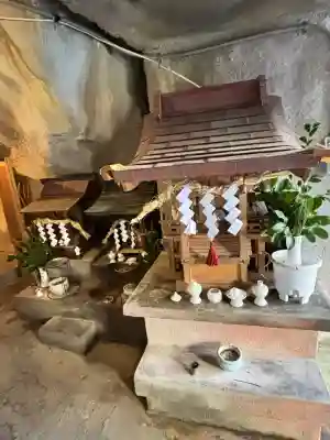 岩窟弁財天の{uncategorized: "未分類", other: "その他", undefined: "問題あり", building: "その他建物", grave: "お墓", sacred_gate: "鳥居", guardian: "狛犬", statue: "像", buddha: "仏像", history: "歴史", nature: "自然", garden: "庭園", animal: "動物", pagoda: "塔", temizu: "手水舎", mountain_gate: "山門・神門", sanctuary: "本殿・本堂", subordinate: "末社・摂社", art: "芸術", scenery: "景色", jizo: "地蔵", ema: "絵馬", goshuin: "御朱印", omikuji: "おみくじ", items: "授与品その他", amulet: "お守り", goshuincho: "御朱印帳", eats: "食事", festival: "お祭り", votive_dance: "神楽", shichigosan: "七五三参", wedding: "結婚式", experience: "体験その他", initially: "初詣", around: "周辺", anti_infection: "感染症対策"}