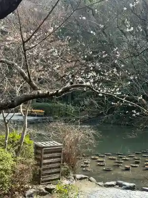 熱田神宮の{uncategorized: "未分類", other: "その他", undefined: "問題あり", building: "その他建物", grave: "お墓", sacred_gate: "鳥居", guardian: "狛犬", statue: "像", buddha: "仏像", history: "歴史", nature: "自然", garden: "庭園", animal: "動物", pagoda: "塔", temizu: "手水舎", mountain_gate: "山門・神門", sanctuary: "本殿・本堂", subordinate: "末社・摂社", art: "芸術", scenery: "景色", jizo: "地蔵", ema: "絵馬", goshuin: "御朱印", omikuji: "おみくじ", items: "授与品その他", amulet: "お守り", goshuincho: "御朱印帳", eats: "食事", festival: "お祭り", votive_dance: "神楽", shichigosan: "七五三参", wedding: "結婚式", experience: "体験その他", initially: "初詣", around: "周辺", anti_infection: "感染症対策"}