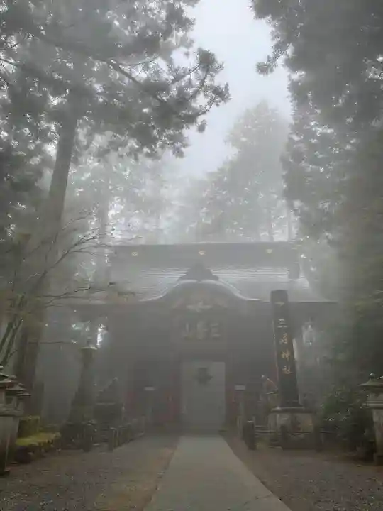 三峯神社の山門・神門