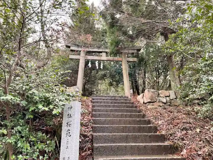 木華佐久耶比咩神社の{uncategorized: "未分類", other: "その他", undefined: "問題あり", building: "その他建物", grave: "お墓", sacred_gate: "鳥居", guardian: "狛犬", statue: "像", buddha: "仏像", history: "歴史", nature: "自然", garden: "庭園", animal: "動物", pagoda: "塔", temizu: "手水舎", mountain_gate: "山門・神門", sanctuary: "本殿・本堂", subordinate: "末社・摂社", art: "芸術", scenery: "景色", jizo: "地蔵", ema: "絵馬", goshuin: "御朱印", omikuji: "おみくじ", items: "授与品その他", amulet: "お守り", goshuincho: "御朱印帳", eats: "食事", festival: "お祭り", votive_dance: "神楽", shichigosan: "七五三参", wedding: "結婚式", experience: "体験その他", initially: "初詣", around: "周辺", anti_infection: "感染症対策"}