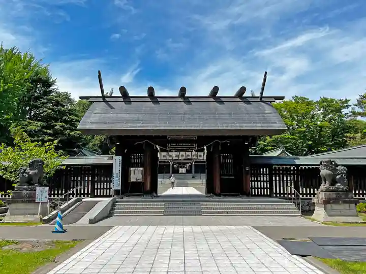 札幌護國神社の山門・神門