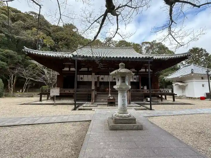 霊山寺の{uncategorized: "未分類", other: "その他", undefined: "問題あり", building: "その他建物", grave: "お墓", sacred_gate: "鳥居", guardian: "狛犬", statue: "像", buddha: "仏像", history: "歴史", nature: "自然", garden: "庭園", animal: "動物", pagoda: "塔", temizu: "手水舎", mountain_gate: "山門・神門", sanctuary: "本殿・本堂", subordinate: "末社・摂社", art: "芸術", scenery: "景色", jizo: "地蔵", ema: "絵馬", goshuin: "御朱印", omikuji: "おみくじ", items: "授与品その他", amulet: "お守り", goshuincho: "御朱印帳", eats: "食事", festival: "お祭り", votive_dance: "神楽", shichigosan: "七五三参", wedding: "結婚式", experience: "体験その他", initially: "初詣", around: "周辺", anti_infection: "感染症対策"}