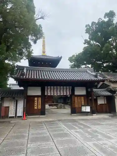 法楽寺の山門