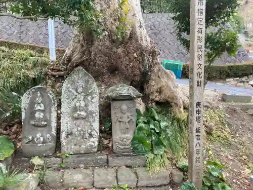 八雲神社（鎌倉・西御門）の{uncategorized: "未分類", other: "その他", undefined: "問題あり", building: "その他建物", grave: "お墓", sacred_gate: "鳥居", guardian: "狛犬", statue: "像", buddha: "仏像", history: "歴史", nature: "自然", garden: "庭園", animal: "動物", pagoda: "塔", temizu: "手水舎", mountain_gate: "山門・神門", sanctuary: "本殿・本堂", subordinate: "末社・摂社", art: "芸術", scenery: "景色", jizo: "地蔵", ema: "絵馬", goshuin: "御朱印", omikuji: "おみくじ", items: "授与品その他", amulet: "お守り", goshuincho: "御朱印帳", eats: "食事", festival: "お祭り", votive_dance: "神楽", shichigosan: "七五三参", wedding: "結婚式", experience: "体験その他", initially: "初詣", around: "周辺", anti_infection: "感染症対策"}