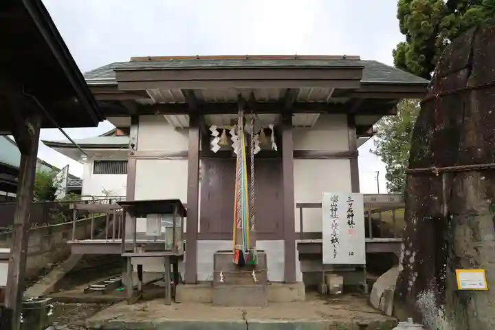 三ツ石神社の本殿・本堂