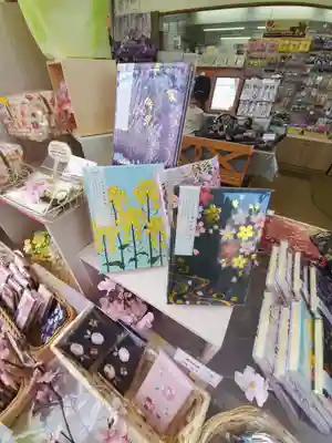 近くにアート系御朱印寺が多いので女子狙いでしょうなw