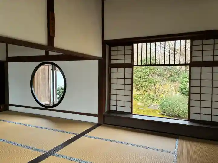 源光庵の{uncategorized: "未分類", other: "その他", undefined: "問題あり", building: "その他建物", grave: "お墓", sacred_gate: "鳥居", guardian: "狛犬", statue: "像", buddha: "仏像", history: "歴史", nature: "自然", garden: "庭園", animal: "動物", pagoda: "塔", temizu: "手水舎", mountain_gate: "山門・神門", sanctuary: "本殿・本堂", subordinate: "末社・摂社", art: "芸術", scenery: "景色", jizo: "地蔵", ema: "絵馬", goshuin: "御朱印", omikuji: "おみくじ", items: "授与品その他", amulet: "お守り", goshuincho: "御朱印帳", eats: "食事", festival: "お祭り", votive_dance: "神楽", shichigosan: "七五三参", wedding: "結婚式", experience: "体験その他", initially: "初詣", around: "周辺", anti_infection: "感染症対策"}