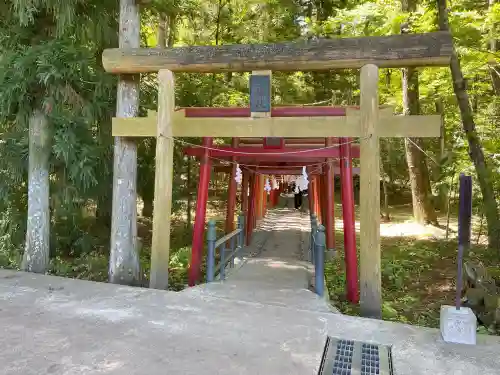 新屋山神社の{uncategorized: "未分類", other: "その他", undefined: "問題あり", building: "その他建物", grave: "お墓", sacred_gate: "鳥居", guardian: "狛犬", statue: "像", buddha: "仏像", history: "歴史", nature: "自然", garden: "庭園", animal: "動物", pagoda: "塔", temizu: "手水舎", mountain_gate: "山門・神門", sanctuary: "本殿・本堂", subordinate: "末社・摂社", art: "芸術", scenery: "景色", jizo: "地蔵", ema: "絵馬", goshuin: "御朱印", omikuji: "おみくじ", items: "授与品その他", amulet: "お守り", goshuincho: "御朱印帳", eats: "食事", festival: "お祭り", votive_dance: "神楽", shichigosan: "七五三参", wedding: "結婚式", experience: "体験その他", initially: "初詣", around: "周辺", anti_infection: "感染症対策"}