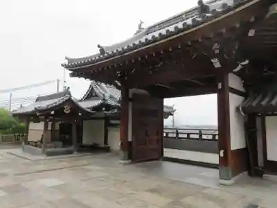 門戸厄神東光寺の山門・神門