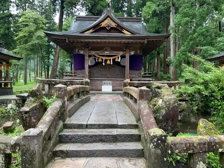 宇奈岐日女神社の本殿・本堂