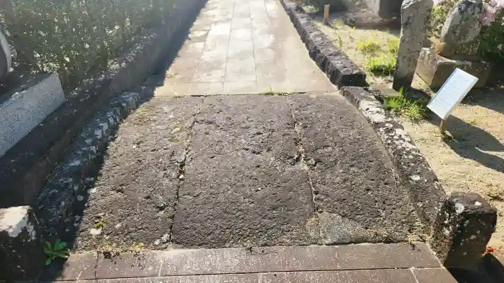 円通寺の{uncategorized: "未分類", other: "その他", undefined: "問題あり", building: "その他建物", grave: "お墓", sacred_gate: "鳥居", guardian: "狛犬", statue: "像", buddha: "仏像", history: "歴史", nature: "自然", garden: "庭園", animal: "動物", pagoda: "塔", temizu: "手水舎", mountain_gate: "山門・神門", sanctuary: "本殿・本堂", subordinate: "末社・摂社", art: "芸術", scenery: "景色", jizo: "地蔵", ema: "絵馬", goshuin: "御朱印", omikuji: "おみくじ", items: "授与品その他", amulet: "お守り", goshuincho: "御朱印帳", eats: "食事", festival: "お祭り", votive_dance: "神楽", shichigosan: "七五三参", wedding: "結婚式", experience: "体験その他", initially: "初詣", around: "周辺", anti_infection: "感染症対策"}