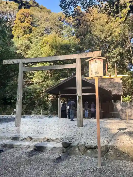 伊勢神宮外宮(豊受大神宮)の{uncategorized: "未分類", other: "その他", undefined: "問題あり", building: "その他建物", grave: "お墓", sacred_gate: "鳥居", guardian: "狛犬", statue: "像", buddha: "仏像", history: "歴史", nature: "自然", garden: "庭園", animal: "動物", pagoda: "塔", temizu: "手水舎", mountain_gate: "山門・神門", sanctuary: "本殿・本堂", subordinate: "末社・摂社", art: "芸術", scenery: "景色", jizo: "地蔵", ema: "絵馬", goshuin: "御朱印", omikuji: "おみくじ", items: "授与品その他", amulet: "お守り", goshuincho: "御朱印帳", eats: "食事", festival: "お祭り", votive_dance: "神楽", shichigosan: "七五三参", wedding: "結婚式", experience: "体験その他", initially: "初詣", around: "周辺", anti_infection: "感染症対策"}