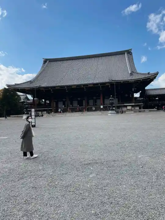 東本願寺(真宗本廟)の{uncategorized: "未分類", other: "その他", undefined: "問題あり", building: "その他建物", grave: "お墓", sacred_gate: "鳥居", guardian: "狛犬", statue: "像", buddha: "仏像", history: "歴史", nature: "自然", garden: "庭園", animal: "動物", pagoda: "塔", temizu: "手水舎", mountain_gate: "山門・神門", sanctuary: "本殿・本堂", subordinate: "末社・摂社", art: "芸術", scenery: "景色", jizo: "地蔵", ema: "絵馬", goshuin: "御朱印", omikuji: "おみくじ", items: "授与品その他", amulet: "お守り", goshuincho: "御朱印帳", eats: "食事", festival: "お祭り", votive_dance: "神楽", shichigosan: "七五三参", wedding: "結婚式", experience: "体験その他", initially: "初詣", around: "周辺", anti_infection: "感染症対策"}