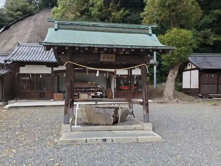 礒宮八幡神社の手水舎