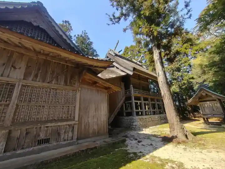 六所神社の{uncategorized: "未分類", other: "その他", undefined: "問題あり", building: "その他建物", grave: "お墓", sacred_gate: "鳥居", guardian: "狛犬", statue: "像", buddha: "仏像", history: "歴史", nature: "自然", garden: "庭園", animal: "動物", pagoda: "塔", temizu: "手水舎", mountain_gate: "山門・神門", sanctuary: "本殿・本堂", subordinate: "末社・摂社", art: "芸術", scenery: "景色", jizo: "地蔵", ema: "絵馬", goshuin: "御朱印", omikuji: "おみくじ", items: "授与品その他", amulet: "お守り", goshuincho: "御朱印帳", eats: "食事", festival: "お祭り", votive_dance: "神楽", shichigosan: "七五三参", wedding: "結婚式", experience: "体験その他", initially: "初詣", around: "周辺", anti_infection: "感染症対策"}
