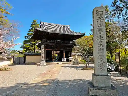 鶴林寺の山門