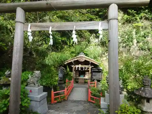 銭洗弁財天宇賀福神社の末社・摂社
