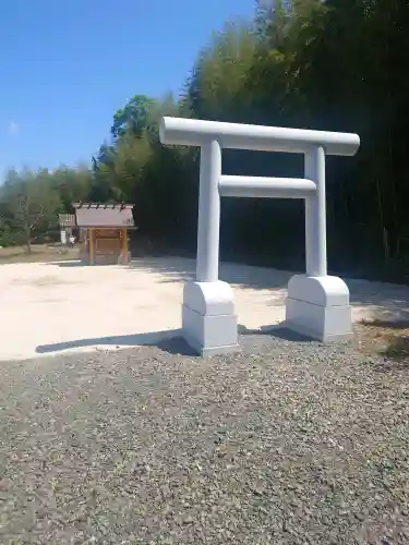 百里神社の{uncategorized: "未分類", other: "その他", undefined: "問題あり", building: "その他建物", grave: "お墓", sacred_gate: "鳥居", guardian: "狛犬", statue: "像", buddha: "仏像", history: "歴史", nature: "自然", garden: "庭園", animal: "動物", pagoda: "塔", temizu: "手水舎", mountain_gate: "山門・神門", sanctuary: "本殿・本堂", subordinate: "末社・摂社", art: "芸術", scenery: "景色", jizo: "地蔵", ema: "絵馬", goshuin: "御朱印", omikuji: "おみくじ", items: "授与品その他", amulet: "お守り", goshuincho: "御朱印帳", eats: "食事", festival: "お祭り", votive_dance: "神楽", shichigosan: "七五三参", wedding: "結婚式", experience: "体験その他", initially: "初詣", around: "周辺", anti_infection: "感染症対策"}