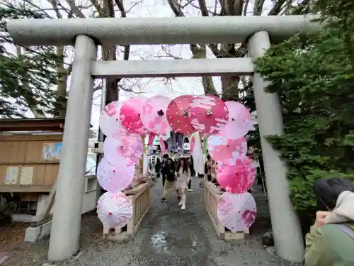 札幌諏訪神社の{uncategorized: "未分類", other: "その他", undefined: "問題あり", building: "その他建物", grave: "お墓", sacred_gate: "鳥居", guardian: "狛犬", statue: "像", buddha: "仏像", history: "歴史", nature: "自然", garden: "庭園", animal: "動物", pagoda: "塔", temizu: "手水舎", mountain_gate: "山門・神門", sanctuary: "本殿・本堂", subordinate: "末社・摂社", art: "芸術", scenery: "景色", jizo: "地蔵", ema: "絵馬", goshuin: "御朱印", omikuji: "おみくじ", items: "授与品その他", amulet: "お守り", goshuincho: "御朱印帳", eats: "食事", festival: "お祭り", votive_dance: "神楽", shichigosan: "七五三参", wedding: "結婚式", experience: "体験その他", initially: "初詣", around: "周辺", anti_infection: "感染症対策"}