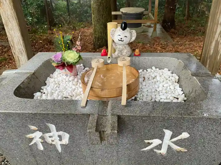 日吉神社の{uncategorized: "未分類", other: "その他", undefined: "問題あり", building: "その他建物", grave: "お墓", sacred_gate: "鳥居", guardian: "狛犬", statue: "像", buddha: "仏像", history: "歴史", nature: "自然", garden: "庭園", animal: "動物", pagoda: "塔", temizu: "手水舎", mountain_gate: "山門・神門", sanctuary: "本殿・本堂", subordinate: "末社・摂社", art: "芸術", scenery: "景色", jizo: "地蔵", ema: "絵馬", goshuin: "御朱印", omikuji: "おみくじ", items: "授与品その他", amulet: "お守り", goshuincho: "御朱印帳", eats: "食事", festival: "お祭り", votive_dance: "神楽", shichigosan: "七五三参", wedding: "結婚式", experience: "体験その他", initially: "初詣", around: "周辺", anti_infection: "感染症対策"}