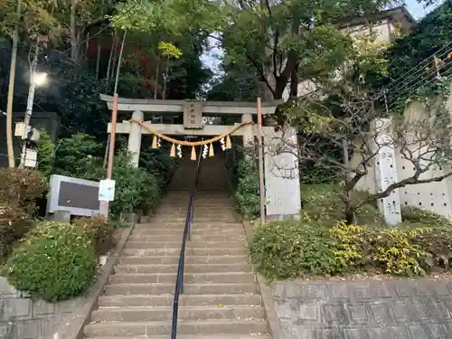 座間神社の鳥居