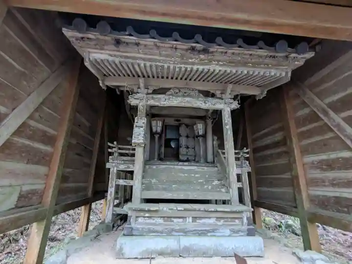 白山神社の{uncategorized: "未分類", other: "その他", undefined: "問題あり", building: "その他建物", grave: "お墓", sacred_gate: "鳥居", guardian: "狛犬", statue: "像", buddha: "仏像", history: "歴史", nature: "自然", garden: "庭園", animal: "動物", pagoda: "塔", temizu: "手水舎", mountain_gate: "山門・神門", sanctuary: "本殿・本堂", subordinate: "末社・摂社", art: "芸術", scenery: "景色", jizo: "地蔵", ema: "絵馬", goshuin: "御朱印", omikuji: "おみくじ", items: "授与品その他", amulet: "お守り", goshuincho: "御朱印帳", eats: "食事", festival: "お祭り", votive_dance: "神楽", shichigosan: "七五三参", wedding: "結婚式", experience: "体験その他", initially: "初詣", around: "周辺", anti_infection: "感染症対策"}