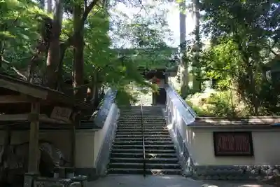 目の霊山　油山寺の山門・神門