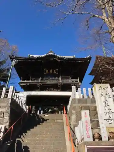 布施弁天 東海寺の山門・神門