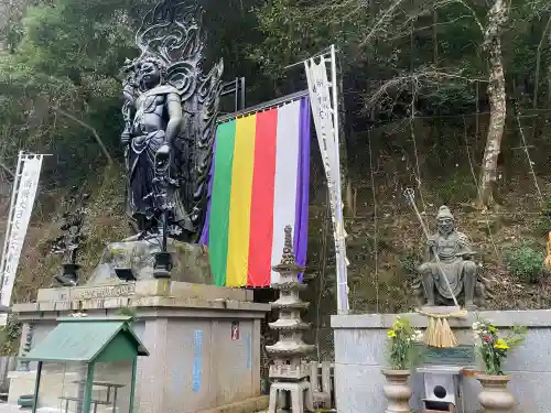 大本山七宝瀧寺の{uncategorized: "未分類", other: "その他", undefined: "問題あり", building: "その他建物", grave: "お墓", sacred_gate: "鳥居", guardian: "狛犬", statue: "像", buddha: "仏像", history: "歴史", nature: "自然", garden: "庭園", animal: "動物", pagoda: "塔", temizu: "手水舎", mountain_gate: "山門・神門", sanctuary: "本殿・本堂", subordinate: "末社・摂社", art: "芸術", scenery: "景色", jizo: "地蔵", ema: "絵馬", goshuin: "御朱印", omikuji: "おみくじ", items: "授与品その他", amulet: "お守り", goshuincho: "御朱印帳", eats: "食事", festival: "お祭り", votive_dance: "神楽", shichigosan: "七五三参", wedding: "結婚式", experience: "体験その他", initially: "初詣", around: "周辺", anti_infection: "感染症対策"}