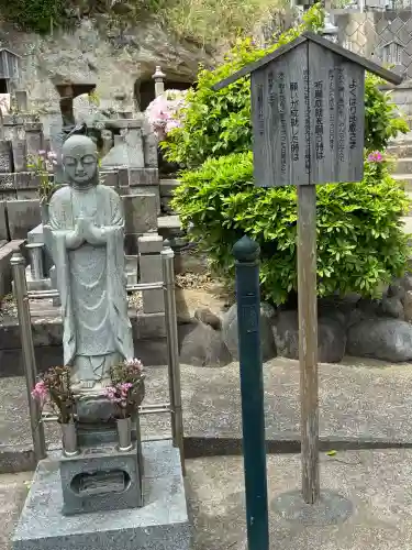 玉泉寺の{uncategorized: "未分類", other: "その他", undefined: "問題あり", building: "その他建物", grave: "お墓", sacred_gate: "鳥居", guardian: "狛犬", statue: "像", buddha: "仏像", history: "歴史", nature: "自然", garden: "庭園", animal: "動物", pagoda: "塔", temizu: "手水舎", mountain_gate: "山門・神門", sanctuary: "本殿・本堂", subordinate: "末社・摂社", art: "芸術", scenery: "景色", jizo: "地蔵", ema: "絵馬", goshuin: "御朱印", omikuji: "おみくじ", items: "授与品その他", amulet: "お守り", goshuincho: "御朱印帳", eats: "食事", festival: "お祭り", votive_dance: "神楽", shichigosan: "七五三参", wedding: "結婚式", experience: "体験その他", initially: "初詣", around: "周辺", anti_infection: "感染症対策"}