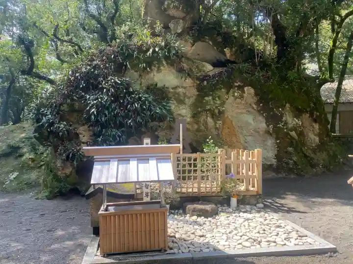 花窟神社の{uncategorized: "未分類", other: "その他", undefined: "問題あり", building: "その他建物", grave: "お墓", sacred_gate: "鳥居", guardian: "狛犬", statue: "像", buddha: "仏像", history: "歴史", nature: "自然", garden: "庭園", animal: "動物", pagoda: "塔", temizu: "手水舎", mountain_gate: "山門・神門", sanctuary: "本殿・本堂", subordinate: "末社・摂社", art: "芸術", scenery: "景色", jizo: "地蔵", ema: "絵馬", goshuin: "御朱印", omikuji: "おみくじ", items: "授与品その他", amulet: "お守り", goshuincho: "御朱印帳", eats: "食事", festival: "お祭り", votive_dance: "神楽", shichigosan: "七五三参", wedding: "結婚式", experience: "体験その他", initially: "初詣", around: "周辺", anti_infection: "感染症対策"}