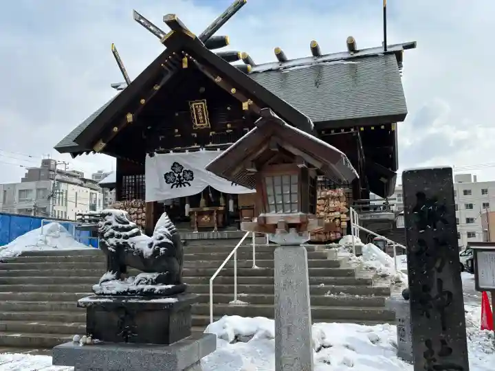 札幌諏訪神社の{uncategorized: "未分類", other: "その他", undefined: "問題あり", building: "その他建物", grave: "お墓", sacred_gate: "鳥居", guardian: "狛犬", statue: "像", buddha: "仏像", history: "歴史", nature: "自然", garden: "庭園", animal: "動物", pagoda: "塔", temizu: "手水舎", mountain_gate: "山門・神門", sanctuary: "本殿・本堂", subordinate: "末社・摂社", art: "芸術", scenery: "景色", jizo: "地蔵", ema: "絵馬", goshuin: "御朱印", omikuji: "おみくじ", items: "授与品その他", amulet: "お守り", goshuincho: "御朱印帳", eats: "食事", festival: "お祭り", votive_dance: "神楽", shichigosan: "七五三参", wedding: "結婚式", experience: "体験その他", initially: "初詣", around: "周辺", anti_infection: "感染症対策"}