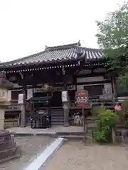 帯解寺の本殿