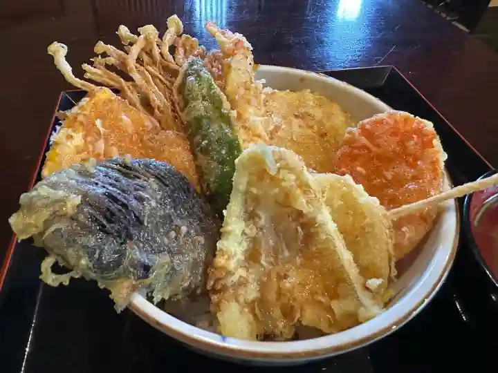 諏訪神社の{uncategorized: "未分類", other: "その他", undefined: "問題あり", building: "その他建物", grave: "お墓", sacred_gate: "鳥居", guardian: "狛犬", statue: "像", buddha: "仏像", history: "歴史", nature: "自然", garden: "庭園", animal: "動物", pagoda: "塔", temizu: "手水舎", mountain_gate: "山門・神門", sanctuary: "本殿・本堂", subordinate: "末社・摂社", art: "芸術", scenery: "景色", jizo: "地蔵", ema: "絵馬", goshuin: "御朱印", omikuji: "おみくじ", items: "授与品その他", amulet: "お守り", goshuincho: "御朱印帳", eats: "食事", festival: "お祭り", votive_dance: "神楽", shichigosan: "七五三参", wedding: "結婚式", experience: "体験その他", initially: "初詣", around: "周辺", anti_infection: "感染症対策"}