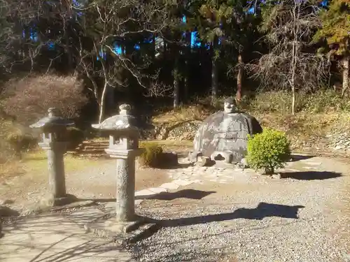 万治の石仏のその他建物