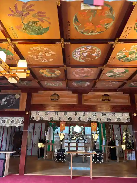 素鵞神社の{uncategorized: "未分類", other: "その他", undefined: "問題あり", building: "その他建物", grave: "お墓", sacred_gate: "鳥居", guardian: "狛犬", statue: "像", buddha: "仏像", history: "歴史", nature: "自然", garden: "庭園", animal: "動物", pagoda: "塔", temizu: "手水舎", mountain_gate: "山門・神門", sanctuary: "本殿・本堂", subordinate: "末社・摂社", art: "芸術", scenery: "景色", jizo: "地蔵", ema: "絵馬", goshuin: "御朱印", omikuji: "おみくじ", items: "授与品その他", amulet: "お守り", goshuincho: "御朱印帳", eats: "食事", festival: "お祭り", votive_dance: "神楽", shichigosan: "七五三参", wedding: "結婚式", experience: "体験その他", initially: "初詣", around: "周辺", anti_infection: "感染症対策"}