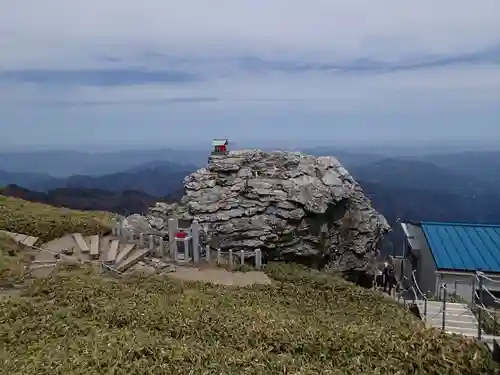 劔山本宮宝蔵石神社の景色