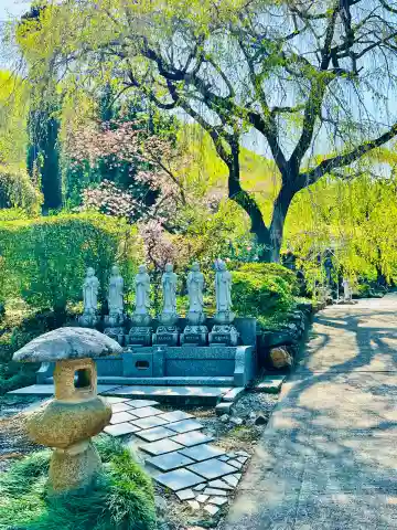清源寺の{uncategorized: "未分類", other: "その他", undefined: "問題あり", building: "その他建物", grave: "お墓", sacred_gate: "鳥居", guardian: "狛犬", statue: "像", buddha: "仏像", history: "歴史", nature: "自然", garden: "庭園", animal: "動物", pagoda: "塔", temizu: "手水舎", mountain_gate: "山門・神門", sanctuary: "本殿・本堂", subordinate: "末社・摂社", art: "芸術", scenery: "景色", jizo: "地蔵", ema: "絵馬", goshuin: "御朱印", omikuji: "おみくじ", items: "授与品その他", amulet: "お守り", goshuincho: "御朱印帳", eats: "食事", festival: "お祭り", votive_dance: "神楽", shichigosan: "七五三参", wedding: "結婚式", experience: "体験その他", initially: "初詣", around: "周辺", anti_infection: "感染症対策"}