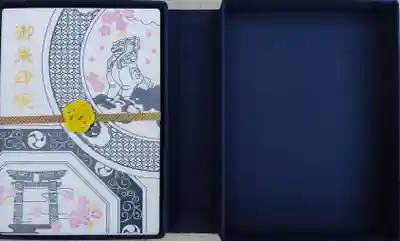 陶磁器御朱印帳。専用の箱に入っています。お値段8,000円。