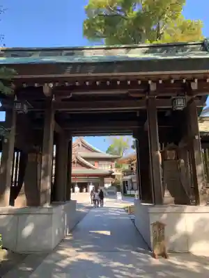寒川神社の山門・神門