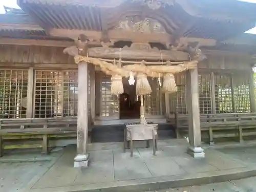 諏訪神社の{uncategorized: "未分類", other: "その他", undefined: "問題あり", building: "その他建物", grave: "お墓", sacred_gate: "鳥居", guardian: "狛犬", statue: "像", buddha: "仏像", history: "歴史", nature: "自然", garden: "庭園", animal: "動物", pagoda: "塔", temizu: "手水舎", mountain_gate: "山門・神門", sanctuary: "本殿・本堂", subordinate: "末社・摂社", art: "芸術", scenery: "景色", jizo: "地蔵", ema: "絵馬", goshuin: "御朱印", omikuji: "おみくじ", items: "授与品その他", amulet: "お守り", goshuincho: "御朱印帳", eats: "食事", festival: "お祭り", votive_dance: "神楽", shichigosan: "七五三参", wedding: "結婚式", experience: "体験その他", initially: "初詣", around: "周辺", anti_infection: "感染症対策"}